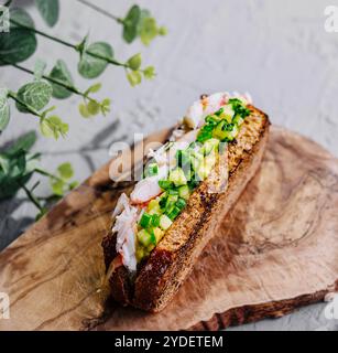 Sandwich mit gegrilltem Krabben und Gemüse von oben Stockfoto