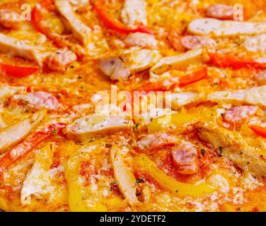 Bayerische Pizza mit geräucherten Würstchen aus nächster Nähe Stockfoto