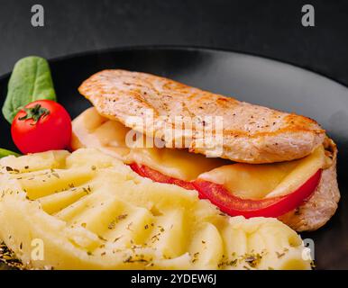 Gebackenes Hähnchenfilet mit Käse und Kartoffelpüree Stockfoto