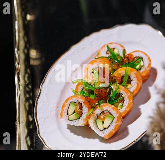 Lachs-Sushi mit Algen auf Teller Stockfoto