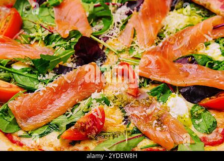 Pizza mit Mozzarella, Lachsscheiben aus nächster Nähe Stockfoto