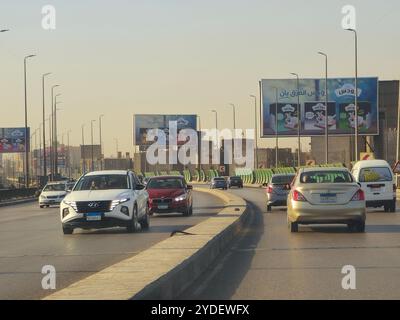 Kairo, Ägypten, 20. Oktober 2024: Die 6. Oktober-Brücke, eine Hochautobahn in Kairo, 20,5 Kilometer, erinnert an das Datum der Operation B Stockfoto