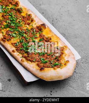 PIDE ist ein türkisches Fladenbrot mit gehacktem Lammfleisch und Rindfleisch Stockfoto