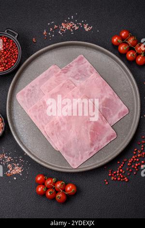 In quadratische Scheiben geschnittener Schinken für köstliche, nahrhafte Sandwiches Stockfoto