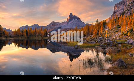 Ein herbstlicher Sonnenaufgang in den Dolomiten am Lago Federa (Lago di Federa, Lago Fedèra, Lago Federa), einem Bergsee unter der östlichen Mauer der Croda da lag Stockfoto