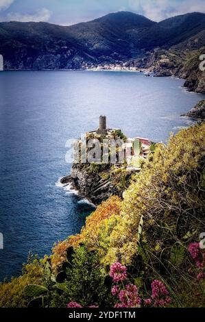 Vernazza, eines der fünf bezaubernden Dörfer von Cinque Terre in Ligurien, Italien, bietet atemberaubende Ausblicke auf die Küste und farbenfrohe Häuser. Stockfoto