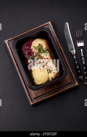 Köstliches süßes Brioche-Sandwich mit Himbeermarmelade und Ricotta-Creme auf dunklem Betonhintergrund Stockfoto