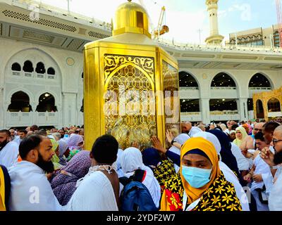 Mekka, Saudi-Arabien, 12. Juni 2024: Maqam Ibrahim oder Station of Abraham, ein kleiner quadratischer Stein, der mit Ibrahim und Ismail und ihrem Bau verbunden ist Stockfoto