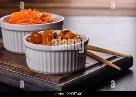 Hausgemachte, eingelegte Honig-Agaren-Pilze in einer weißen Schüssel Stockfoto