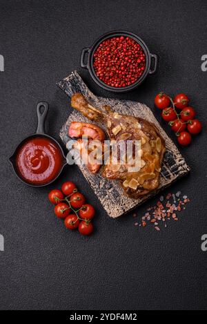 Entenschenkel gebacken mit Äpfeln und Sauce Stockfoto