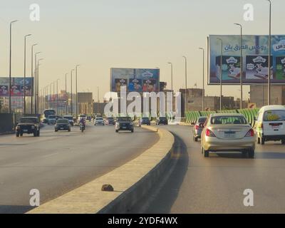 Kairo, Ägypten, 20. Oktober 2024: Die 6. Oktober-Brücke, eine Hochautobahn in Kairo, 20,5 Kilometer, erinnert an das Datum der Operation B Stockfoto