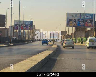 Kairo, Ägypten, 20. Oktober 2024: Die 6. Oktober-Brücke, eine Hochautobahn in Kairo, 20,5 Kilometer, erinnert an das Datum der Operation B Stockfoto