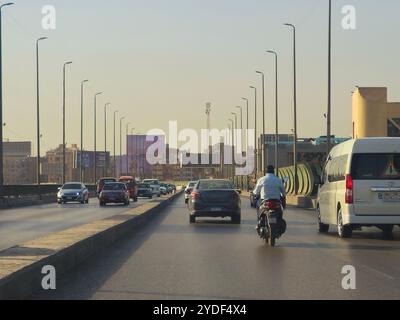 Kairo, Ägypten, 20. Oktober 2024: Die 6. Oktober-Brücke, eine Hochautobahn in Kairo, 20,5 Kilometer, erinnert an das Datum der Operation B Stockfoto