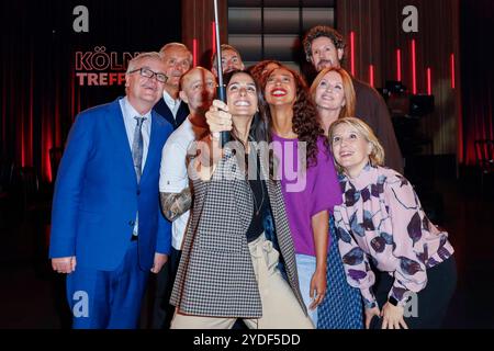 Jürgen Beckers, Axel Hacke, Jürgen Vogel, Aybi Era, Micky Beisenherz, Melanie Raabe, Esther Schweins, Max Herre und Susan Link bei der Aufzeichnung der WDR-Talkshow Kölner Treff im WDR Studio BS 3. Köln, 25.10.2024 *** Jürgen Beckers, Axel Hacke, Jürgen Vogel, Aybi Era, Micky Beisenherz, Melanie Raabe, Esther Schweins, Max Herre und Susan Link bei der Aufnahme der WDR Talkshow Kölner Treff im WDR Studio BS 3 Köln, 25 10 2024 Foto:XR.xSchmiegeltx/xFuturexImagex koelner treff2510 4002 Stockfoto