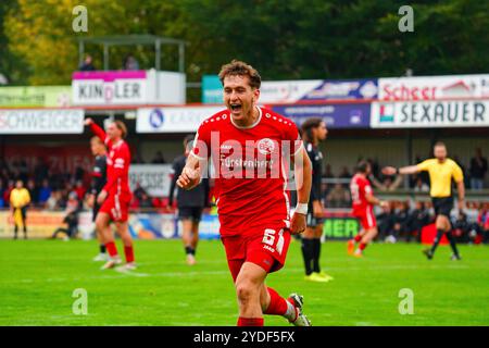 Bahlingen, Deutschland. Oktober 2024. Torjubel zum 2:0 durch Holger Bux (Bahlinger SC 6) Regionalliga S?dwest, Bahlinger SC vs. KSV Hessen Kassel, 26.10.2024 Credit: dpa/Alamy Live News Stockfoto