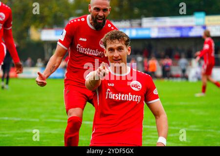 Bahlingen, Deutschland. Oktober 2024. Torjubel zum 2:0 durch Holger Bux (Bahlinger SC 6) Regionalliga S?dwest, Bahlinger SC vs. KSV Hessen Kassel, 26.10.2024 Credit: dpa/Alamy Live News Stockfoto