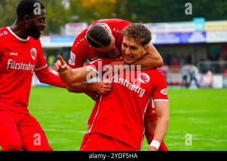 Bahlingen, Deutschland. Oktober 2024. Torjubel zum 2:0 durch Holger Bux (Bahlinger SC 6) Regionalliga S?dwest, Bahlinger SC vs. KSV Hessen Kassel, 26.10.2024 Credit: dpa/Alamy Live News Stockfoto