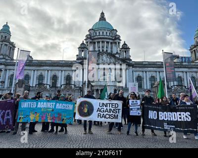 Die Menschen nehmen an der Belfast for All: Anti-Rassismus-Rallye Teil. Bilddatum: Samstag, 26. Oktober 2024. Stockfoto