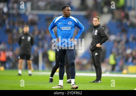 Brighton und Hove Albions Danny Welbeck wärmt sich vor dem Spiel der Premier League im American Express Stadium, Brighton und Hove auf. Bilddatum: Samstag, 26. Oktober 2024. Stockfoto