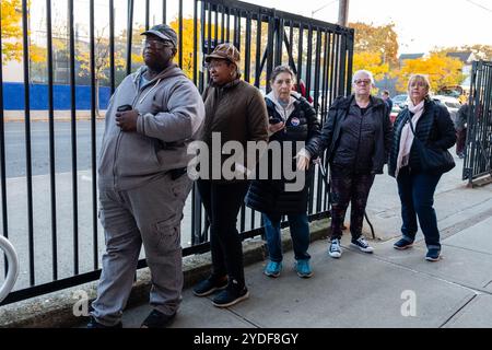 Brooklyn, NY, USA. Oktober 2024. Am ersten Tag der frühen Wahl im Bundesstaat New York kamen ein paar Leute 40 Minuten vor Beginn der Wahlen um 8:00 Uhr an der Edward R. Murrow High School in Midwood an, um sicherzustellen, dass sie einen Platz in der Schlange hatten. Die ersten Leute, die ankommen. Quelle: Ed Lefkowicz/Alamy Live News Stockfoto