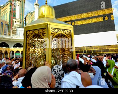 Mekka, Saudi-Arabien, 12. Juni 2024: Maqam Ibrahim oder Station of Abraham, ein kleiner quadratischer Stein, der mit Ibrahim und Ismail und ihrem Bau verbunden ist Stockfoto