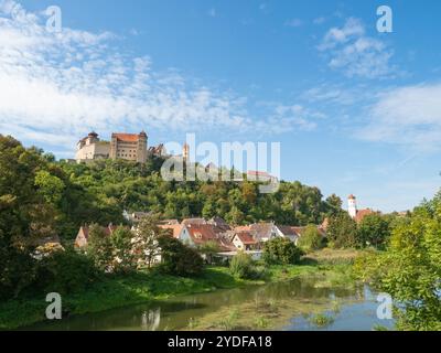 Harburg, Deutschland - 29. September 2023: Blick über die Woernitz in Richtung der Stadt mit dem berühmten Schloss Stockfoto