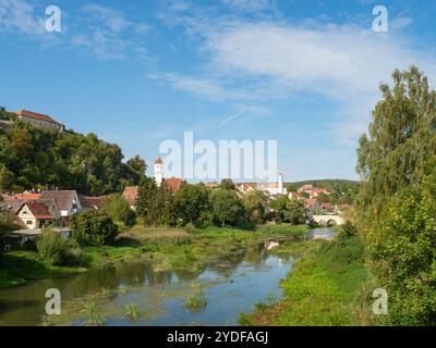 Harburg, Deutschland - 29. September 2023: Blick über die Woernitz in Richtung der Stadt mit dem berühmten Schloss Stockfoto