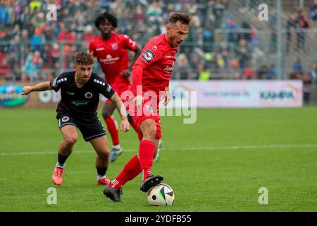 Unterhaching, Deutschland. Oktober 2024. Simon Skarlatidis (SpVgg Unterhaching, 30) mit Ball, SpVgg Unterhaching gegen FC Viktoria Köln, Fussball, 3. Liga, 12. Spieltag, Saison 2024/2025, 26.10.2024, DFL-VORSCHRIFTEN VERBIETEN DIE VERWENDUNG VON FOTOS ALS BILDSEQUENZEN, Foto: Eibner-Pressefoto/Jenni Maul Credit: dpa/Alamy Live News Stockfoto