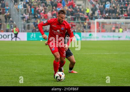 Unterhaching, Deutschland. Oktober 2024. Simon Skarlatidis (SpVgg Unterhaching, 30) mit Ball, SpVgg Unterhaching gegen FC Viktoria Köln, Fussball, 3. Liga, 12. Spieltag, Saison 2024/2025, 26.10.2024, DFL-VORSCHRIFTEN VERBIETEN DIE VERWENDUNG VON FOTOS ALS BILDSEQUENZEN, Foto: Eibner-Pressefoto/Jenni Maul Credit: dpa/Alamy Live News Stockfoto