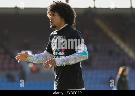 Leeds, Großbritannien. Oktober 2024. Turf Moor, Bunrley, England, 26. Oktober 2024: Han-Noah Massengo (42 Burnley) vor dem EFL Sky Bet Championship Spiel zwischen Burnley und Queens Park Rangers am 26. Oktober 2024. (Sean Chandler/SPP) Credit: SPP Sport Press Photo. /Alamy Live News Stockfoto