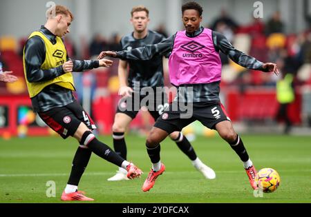 Brentfords Sepp van den Berg (links) und Brentfords Ethan Pinnock (rechts) wärmen sich vor dem Premier League-Spiel im Gtech Community Stadium in London auf. Bilddatum: Samstag, 26. Oktober 2024. Stockfoto