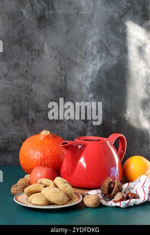 Herbstkomposition mit Red Kuri Winter Squash. Gesunde Ernährung Konzept. Stillleben mit Gemüse. Stockfoto