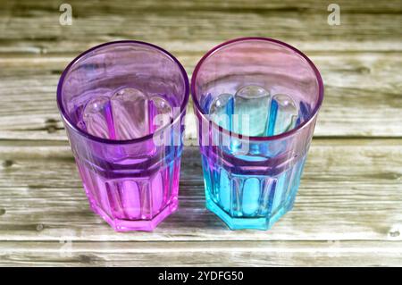 Buntes Trinkglas, Gefäß aus Glas zum Trinken von Flüssigkeiten, Tischgläser, Trinkgefäße (Trinkgeschirr), Geschirr zum Aufstellen eines Tisches Stockfoto