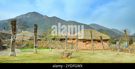 Ein Jangseung oder Dorfwächter ist ein koreanischer Totempfahl, der normalerweise aus Holz besteht. Naganeupseong Village, Suncheon, Provinz Jeollanamdo, Südkorea. Stockfoto