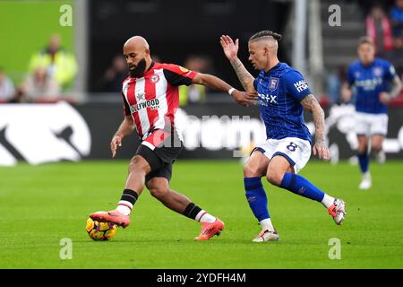 Brentfords Bryan Mbeumo (links) und Ipswich Town Kalvin Phillips kämpfen um den Ball vor dem Premier League-Spiel im Gtech Community Stadium in London. Bilddatum: Samstag, 26. Oktober 2024. Stockfoto