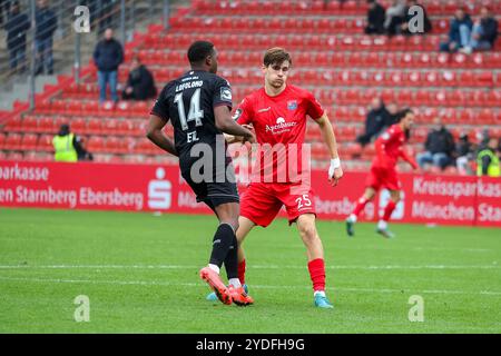 Unterhaching, Deutschland. Oktober 2024. Lenn Jastremski (SpVgg Unterhaching, 25) mit Enrique Lofolomo (FC Viktoria Köln, 14), SpVgg Unterhaching gegen FC Viktoria Köln, Fussball, 3. Liga, 12. Spieltag, Saison 2024/2025, 26.10.2024, DFL-VORSCHRIFTEN VERBIETEN DIE VERWENDUNG VON FOTOS ALS BILDSEQUENZEN, Foto: Eibner-Pressefoto/Jenni Maul Credit: dpa/Alamy Live News Stockfoto