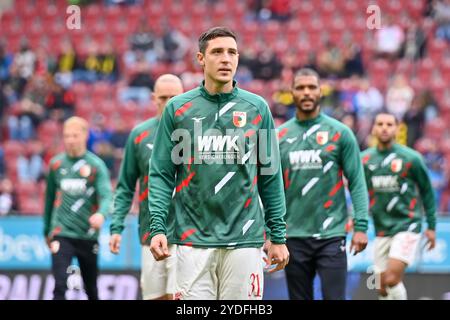 Deutschland, Bayern, Augsburg, Fussball, FC Augsburg - Borussia Dortmund, in der WWK Arena, Augsburg, 8. Spieltag, 26.10.24, v.l. Keven Schlotterbeck (FC Augsburg, 31), beim warmmachen DFL/DFB-Vorschriften verbieten jede Verwendung von Fotografien als Bildsequenzen und/oder Quasi-Video, Stockfoto