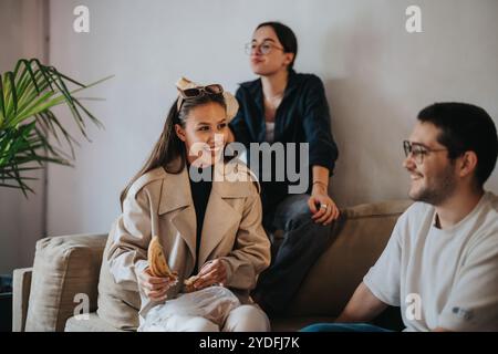 Die Schüler frühstücken zusammen während einer Schulpause im Haus Stockfoto