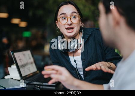 Schüler der Highschool arbeiten an Aufgaben in einem gemütlichen Café zusammen Stockfoto