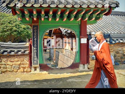 Mönch im Songgwangsa Zen buddhismus Tempel in Süd-Jeolla Provinz, Südkorea. Stockfoto