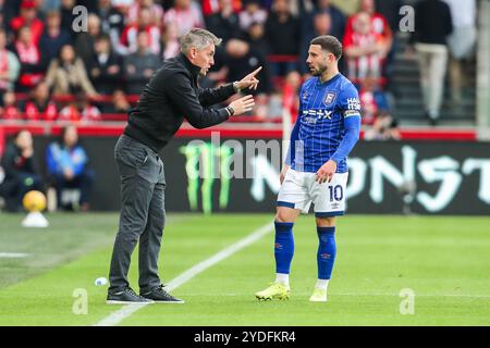 Kieran McKenna aus Ipswich Town spricht mit Conor Chaplin während des Premier League Spiels Brentford gegen Ipswich Town im Gtech Community Stadium, London, Großbritannien, 26. Oktober 2024 (Foto: Izzy Poles/News Images) Stockfoto