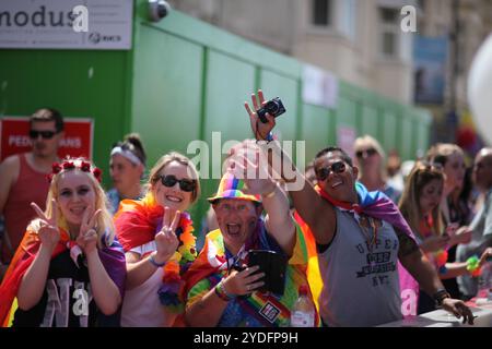 Tausende von Menschen besuchen Brighton im Süden Großbritanniens, um an der jährlichen Veranstaltung Brighton and Hove Pride teilzunehmen. Die Veranstaltung umfasst die Pride Community Parade vom Meer zum Preston Park sowie Musikaufführungen von Prominenten auf der Hauptbühne im Preston Park. Die Pride-Veranstaltung ist eine Feier der LGBT+-Community und ihrer Errungenschaften sowie eine Förderung von Gleichheit und Vielfalt in einer sehr festlichen, farbenfrohen und karnevallichen Atmosphäre Stockfoto