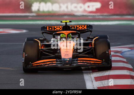 Mexiko-Stadt, Vereinigte Staaten. Oktober 2024. Lando Norris (McLaren Formula 1 Team, Großbritannien, #04) im McLaren MCL38 vor Mexico GP Branding, MEX, Formel 1 Weltmeisterschaft, Grand Prix von Mexiko City, Autodromo Hermanos Rodriguez, Freies Training, 25.10.2024 Foto: Eibner-Pressefoto/Michael Memmler Credit: dpa/Alamy Live News Stockfoto