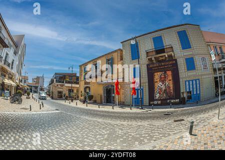 Gebäude in der Nähe der Straßen vor der Kirche Saint Lazarus, Larnaka, Zypern Stockfoto