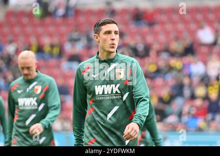 Deutschland, Bayern, Augsburg, Fussball, FC Augsburg - Borussia Dortmund, in der WWK Arena, Augsburg, 8. Spieltag, 26.10.24, v.l. Marius Wolf (FC Augsburg, 11), Keven Schlotterbeck (FC Augsburg, 31) DFL/DFB-Vorschriften verbieten jede Verwendung von Fotografien als Bildsequenzen und/oder Quasi-Video, Stockfoto