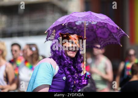 Tausende von Menschen besuchen Brighton im Süden Großbritanniens, um an der jährlichen Veranstaltung Brighton and Hove Pride teilzunehmen. Die Veranstaltung umfasst die Pride Community Parade vom Meer zum Preston Park sowie Musikaufführungen von Prominenten auf der Hauptbühne im Preston Park. Die Pride-Veranstaltung ist eine Feier der LGBT+-Community und ihrer Errungenschaften sowie eine Förderung von Gleichheit und Vielfalt in einer sehr festlichen, farbenfrohen und karnevallichen Atmosphäre Stockfoto