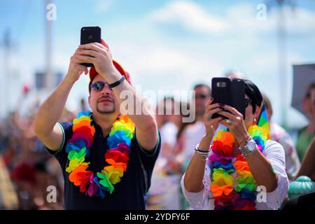 Tausende von Menschen besuchen Brighton im Süden Großbritanniens, um an der jährlichen Veranstaltung Brighton and Hove Pride teilzunehmen. Die Veranstaltung umfasst die Pride Community Parade vom Meer zum Preston Park sowie Musikaufführungen von Prominenten auf der Hauptbühne im Preston Park. Die Pride-Veranstaltung ist eine Feier der LGBT+-Community und ihrer Errungenschaften sowie eine Förderung von Gleichheit und Vielfalt in einer sehr festlichen, farbenfrohen und karnevallichen Atmosphäre Stockfoto