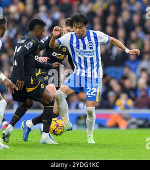 Brighton, Großbritannien. Oktober 2024. Brighton, England - 26. Oktober: Brighton & Hove Albion's Kaoru Mitoma (rechts) kämpft mit Nelson Semedo der Wolverhampton Wanderers während des Premier League 2024/25-Spiels zwischen Brighton und Hove Albion gegen Wolverhampton Wanderers im Amex Stadium am 26. Oktober 2024 in Brighton, England. (David Horton/SPP) Credit: SPP Sport Press Photo. /Alamy Live News Stockfoto