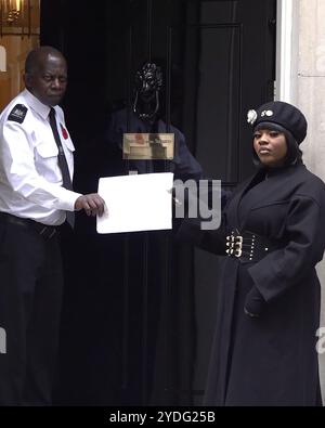 Screenshot aus PA Video von der Familie von Chris Kaba, die eine handschriftliche Notiz für Sir Keir Starmer in der Downing Street im Zentrum Londons liefert. Die Familie von Herrn Kaba sagte, sie wolle den Premierminister an das "Recht aller auf Leben" erinnern. Bilddatum: Samstag, 26. Oktober 2024. Stockfoto