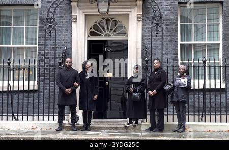 Screenshot aus PA Video von der Familie von Chris Kaba, die eine handschriftliche Notiz für Sir Keir Starmer in der Downing Street im Zentrum Londons liefert. Die Familie von Herrn Kaba sagte, sie wolle den Premierminister an das "Recht aller auf Leben" erinnern. Bilddatum: Samstag, 26. Oktober 2024. Stockfoto